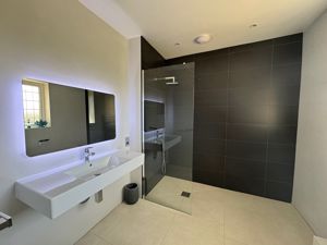 Master bedroom En suite- click for photo gallery